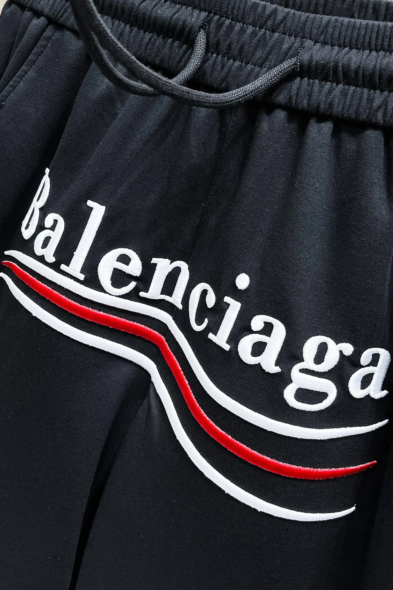 Balenciaga's three-standard complete 2026 summer New Arrival men's casual shorts, advanced custom-made Breathable fabric, Breathable fabric, extremely stretchy and comfortable, impeccable details, top-grade accessories, original logo design concept, delicate and soft feel! The upper body fit is awesome! Size: M-XXXL Please state your height and weight when ordering